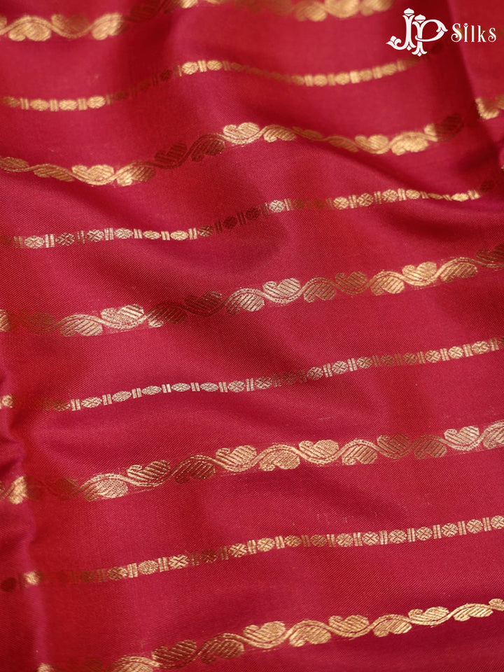 Reddish Pink and Manthulir Green Kanchipuram Silk Saree - D9797