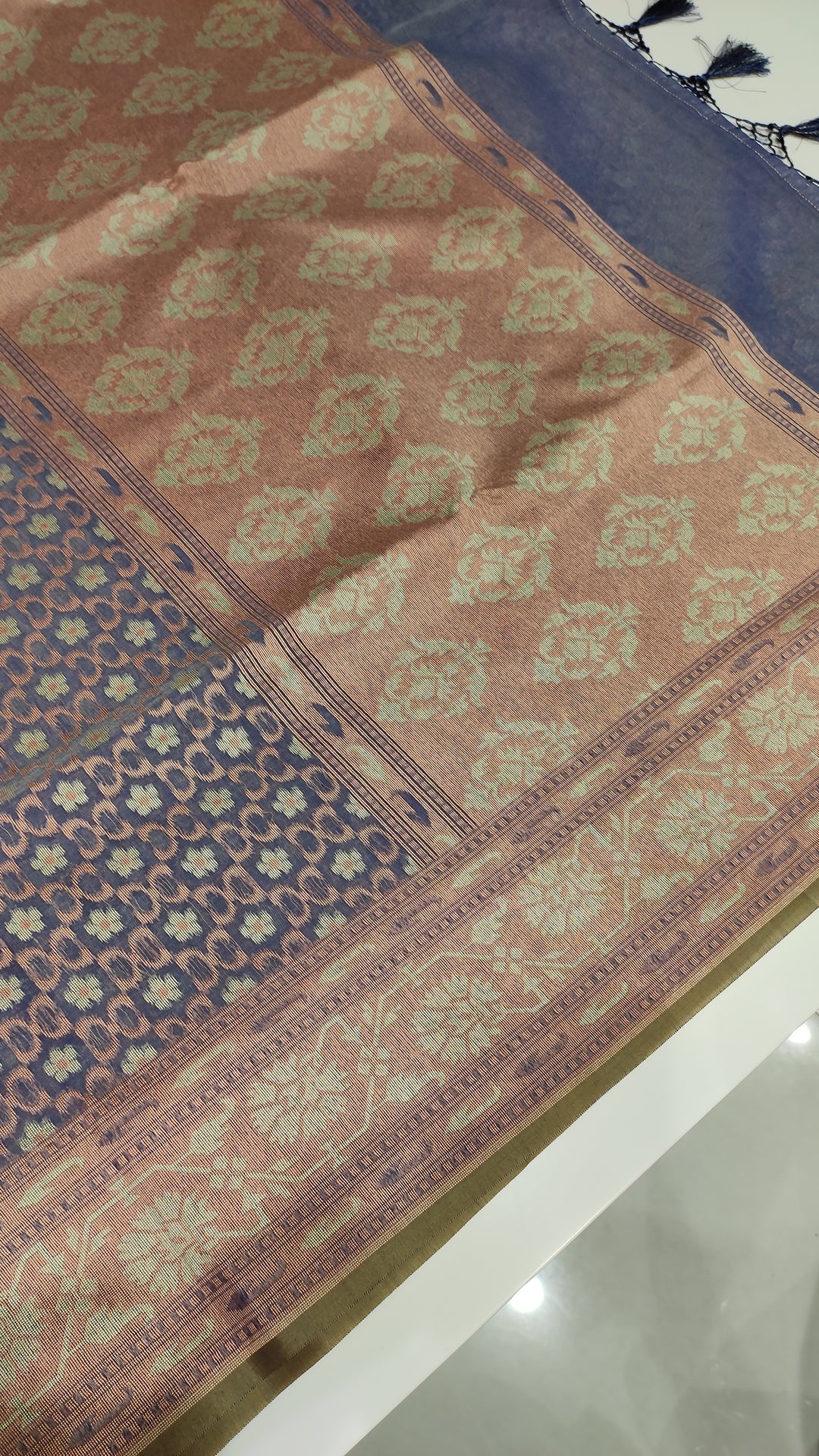 Lavender Thread weaving Semi Banarasi Saree - E941