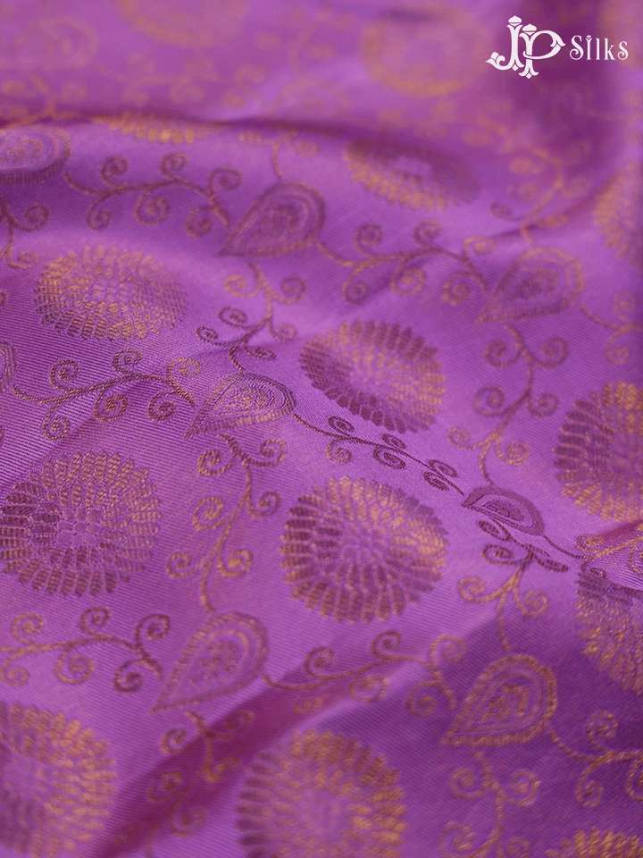 Lavender with Floral Design Kanchipuram Silk Saree - E4999  - View 4