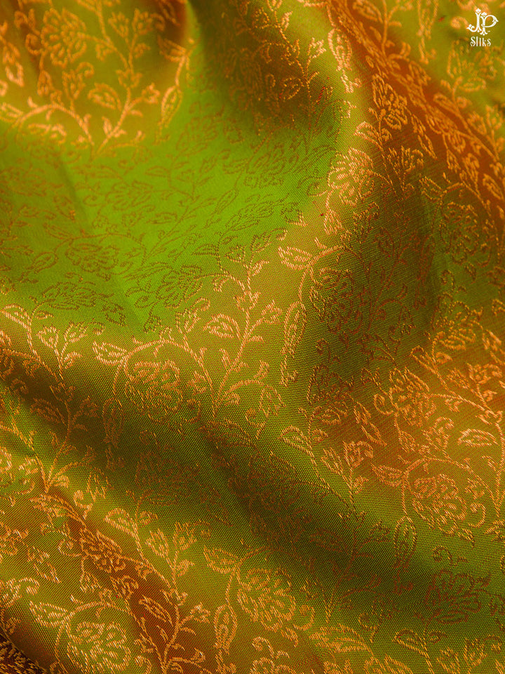 Olive Green Shot Red Kanchipuram Silk Saree - D7765 - View 3