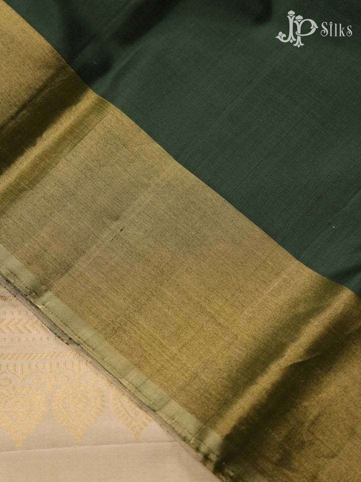 Hunter Green & Cream Soft Silk Saree - E5106
