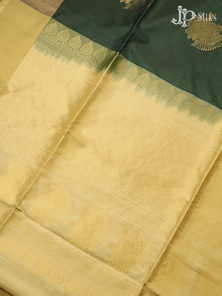 Hunter Green & Cream Soft Silk Saree - E5106