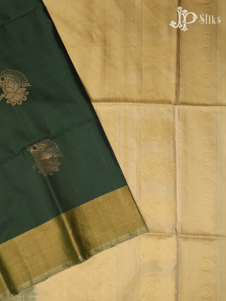 Hunter Green & Cream Soft Silk Saree - E5106