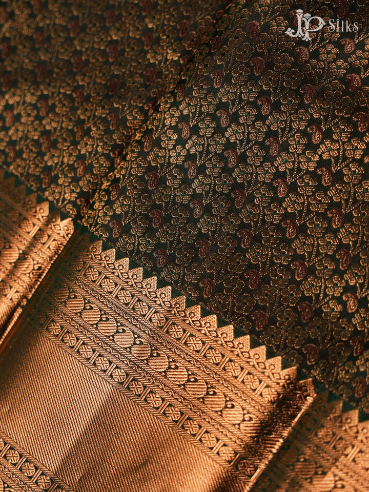 Dark Kombu Green Kanchipuram Pure Silk Saree - E4582