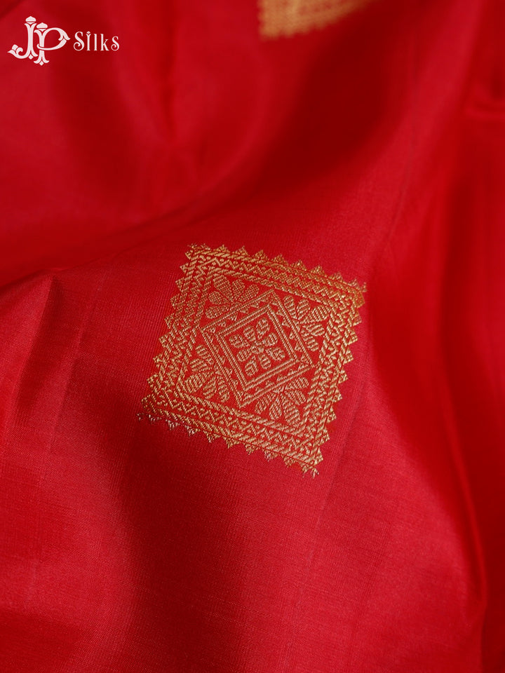 Red & Manthulir Green Kanchipuram Silk Saree - F2329