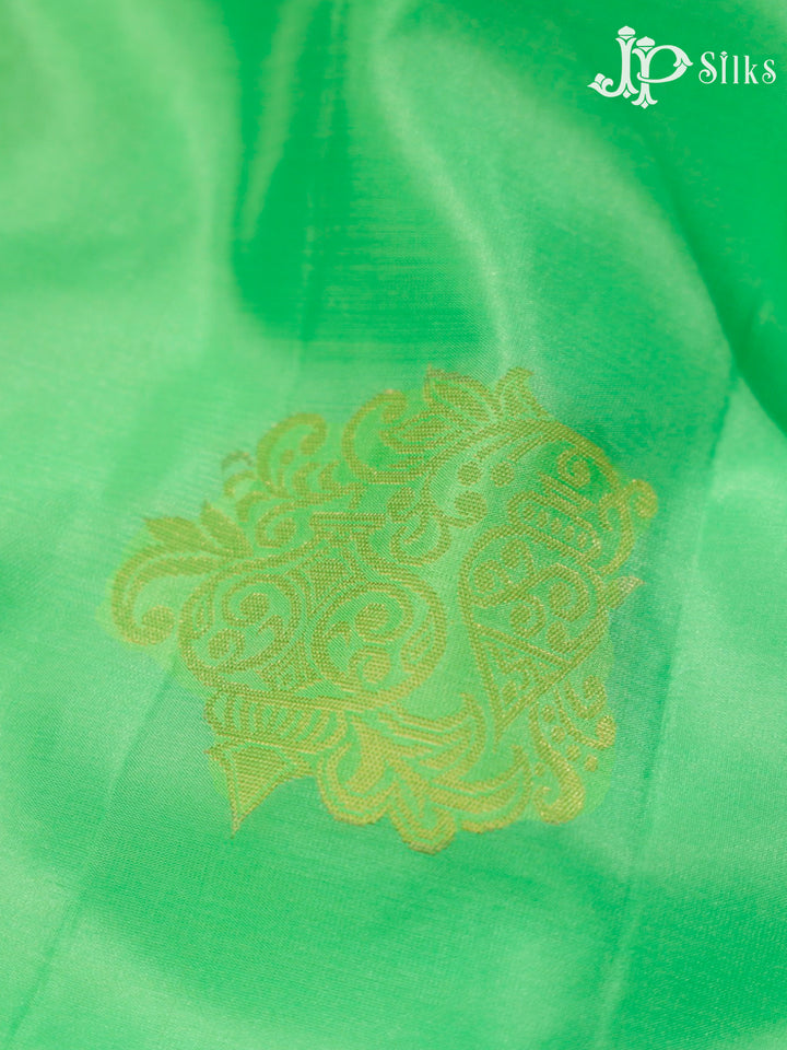 Medium Spring Green and Violet Soft Silk Saree - E5100 - view6