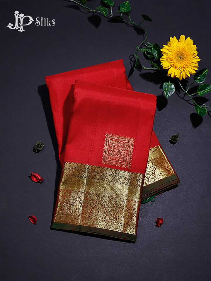 Red & Manthulir Green Kanchipuram Silk Saree - F2329